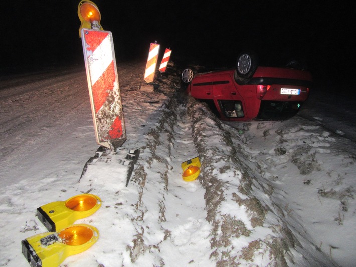 POL-HOL: Eisglätte und unter Alkoholeinwirkung:
Auf dem Dach gelandet und geflüchtet
- Führerschein der 37jährigen Fahrerin sichergestellt -