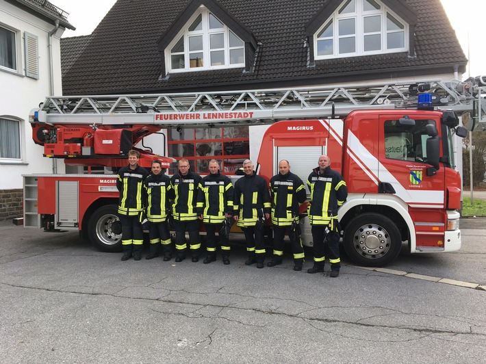 FW-OE: 6 neue Drehleitermaschinisten bei der Feuerwehr Lennestadt