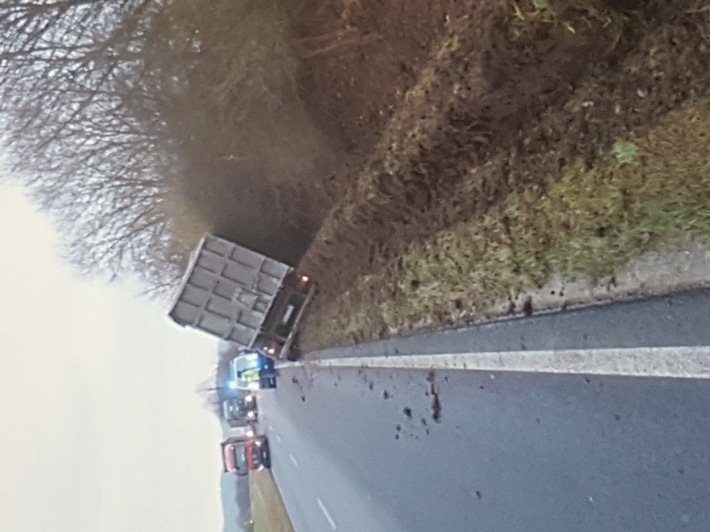 POL-NOM: Lkw fährt in Straßengraben