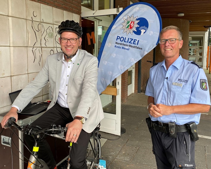 POL-WES: Kreis Wesel - Landrat Ingo Brohl besucht Pedelec-Training der Polizei