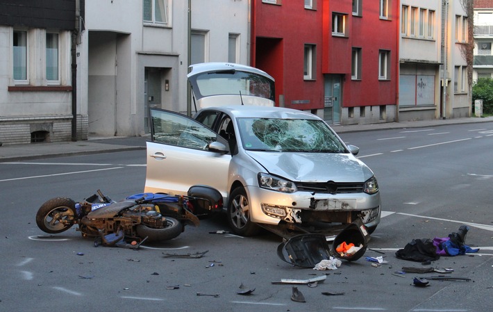 POL-BO: Bochum / Schwerer Verkehrsunfall in Weitmar - Motorrollerfahrer (60) ins Krankenhaus