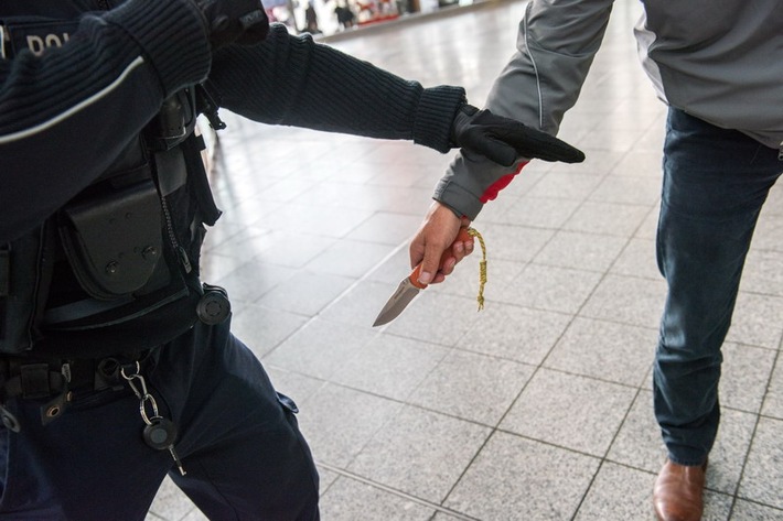 BPOL-KS: Personal der Kurhessenbahn mit Messer bedroht