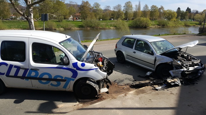 POL-NI: Handy geschaut - Abbieger übersehen - Unfall gebaut