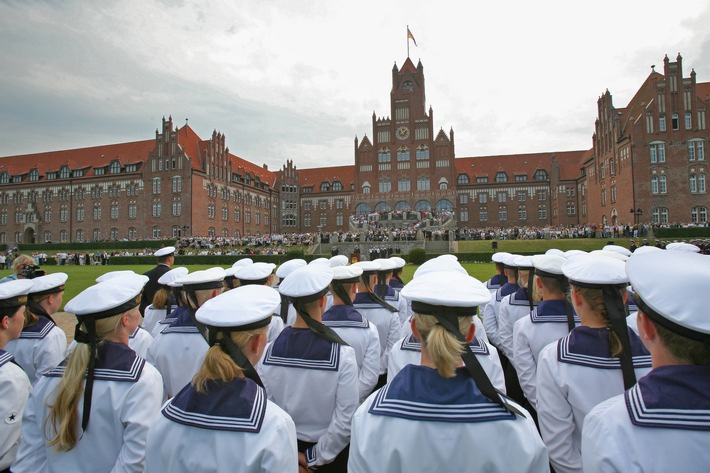 Marine: Pressemitteilung / Pressetermin: Bundespräsident Christian Wulff als Ehrengast an der Marineschule Mürwik - 250 Marineoffizieranwärter werden vereidigt