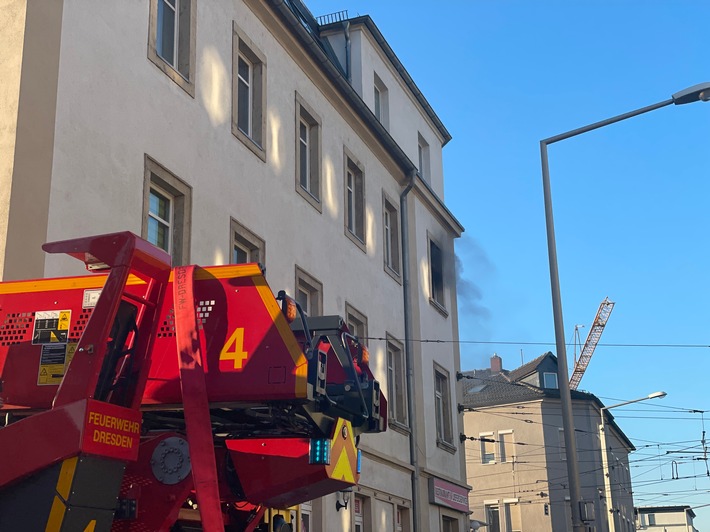 FW Dresden: Wohnungsbrand fordert einen Schwerverletzten
