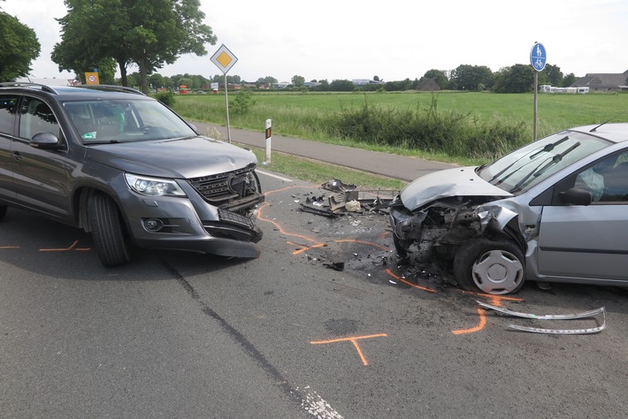 POL-KLE: Emmerich - Verkehrsunfall beim Abbiegen / Zwei Autofahrerinnen schwer verletzt