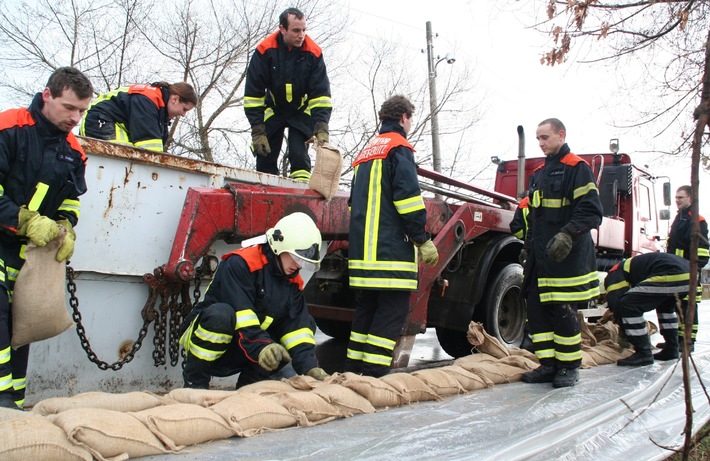 Hochwasser: "Benötigen jede einzelne Einsatzkraft" / Sächsische Feuerwehr als größte Hilfeleistungsorganisation gut gerüstet