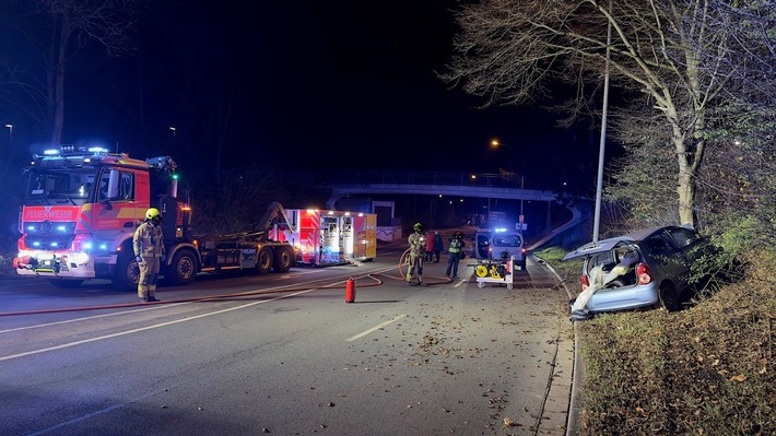 FW Paderborn: Verkehrsunfall mit zwei Schwerstverletzten