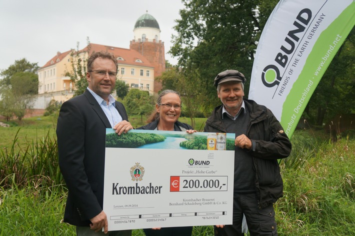 Gute Aussichten für Auenlebensraum an der Elbe - Krombacher übergibt Spende in Höhe von 200.000 EUR für das Projekt "Lebendige Auen für die Elbe" des BUND (FOTO)