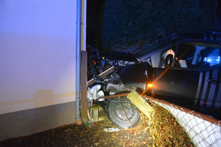 POL-HF: Unfall im Kreuzungsbereich- VW Touran landet vor Hauswand