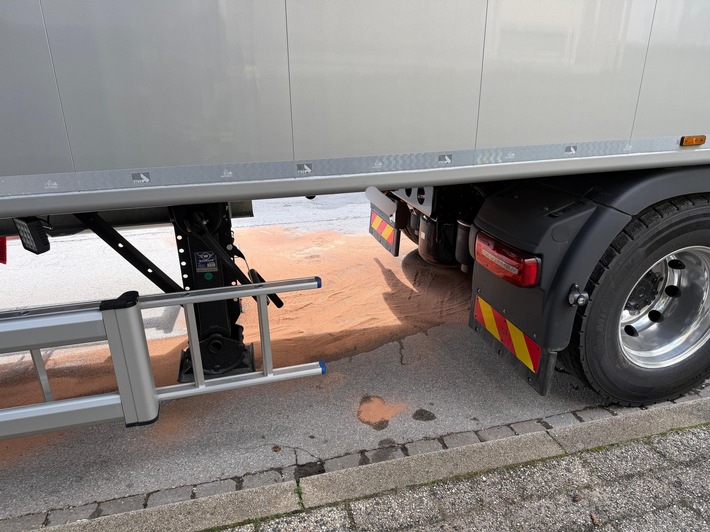 FW-EN: Lkw verliert Kraftstoff