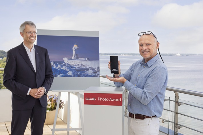 "Eingefrorener Leuchtturm": Spektakuläres Landschaftsbild gewinnt CEWE Photo Award 2021 / Sieger des weltgrößten Fotowettbewerbs gekürt - Rekordspende geht an SOS-Kinderdörfer weltweit