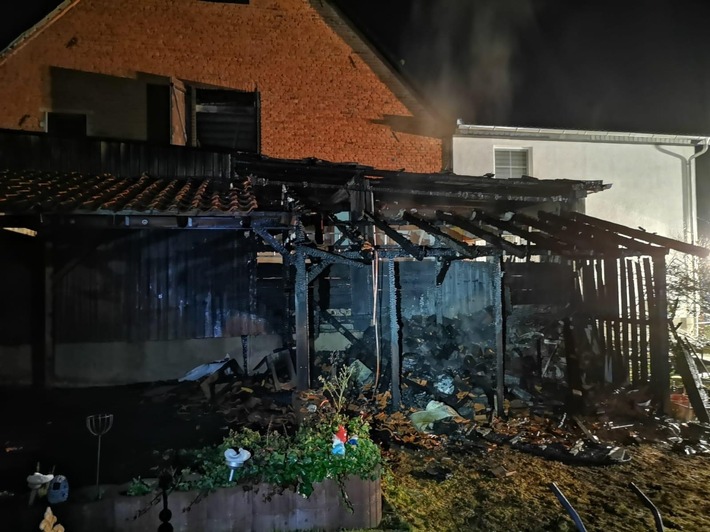 FW Borgentreich: Brandt einer Gartenhütte. 4 Personen wurde verletzt. Das Feuer griff auf eine angrenzende Garage über.