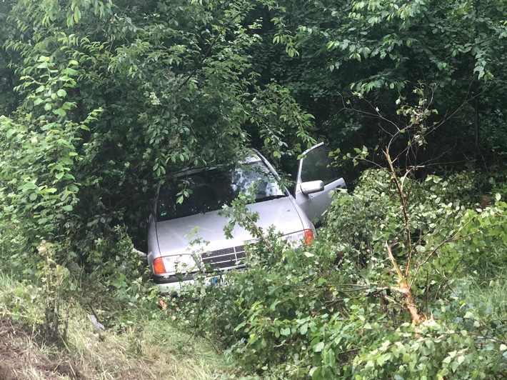 POL-LG: ++ Polizei ermittelt nach Diebstählen von Ortstafeln und einem Verkehrszeichen ++ drei Leichtverletzte nach Verkehrsunfall ++ Pkw landet im Graben - Fahrer leicht verletzt ++