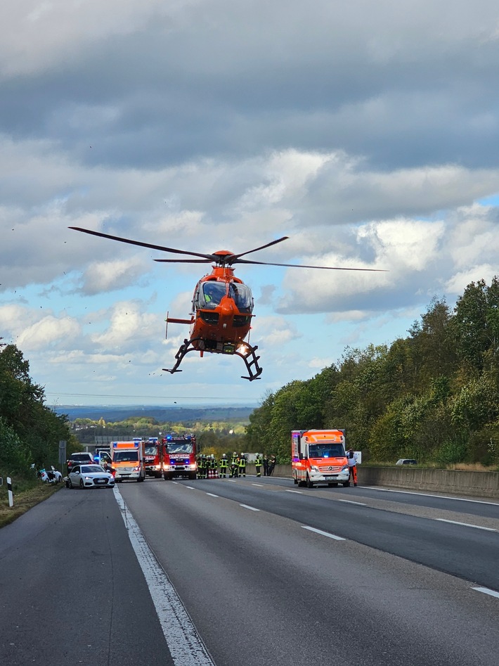 FW Königswinter: Feuerwehr rettet Frau aus Unfallfahrzeug auf der Autobahn A3 - Eine schwerst Verletzte