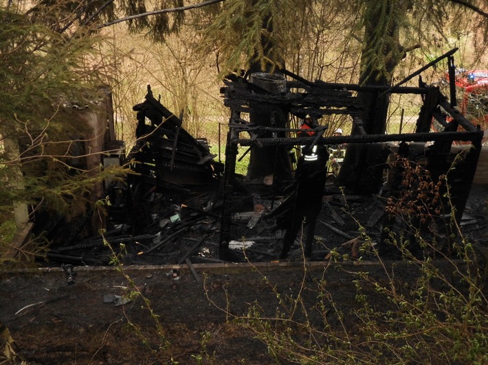 POL-PDPS: Wochenendhütte ausgebrannt