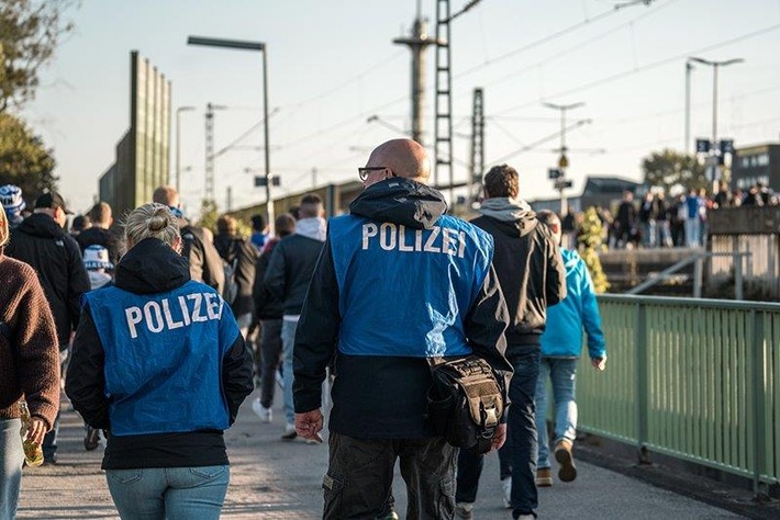 BPOL NRW: Zivile Einsatzkräfte erkennen Fußballstörer wieder: Erfolgreiche Ermittlungen durch Bundespolizei