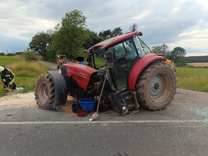 POL-PDWIL: Verkehrsunfall zwischen Linienbus und Traktor