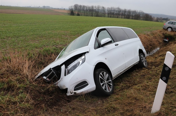 POL-HX: Autos stoßen seitlich zusammen