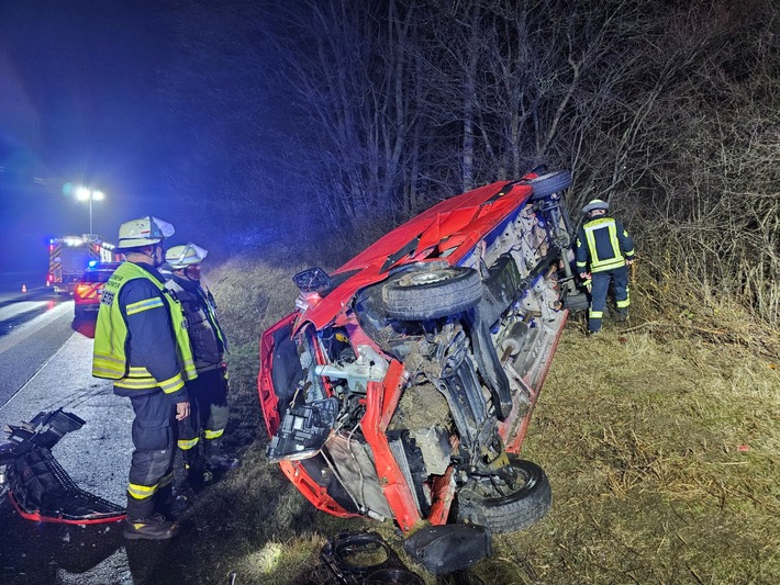 FW Königswinter: Fahrzeuge überschlagen sich auf der Autobahn A3