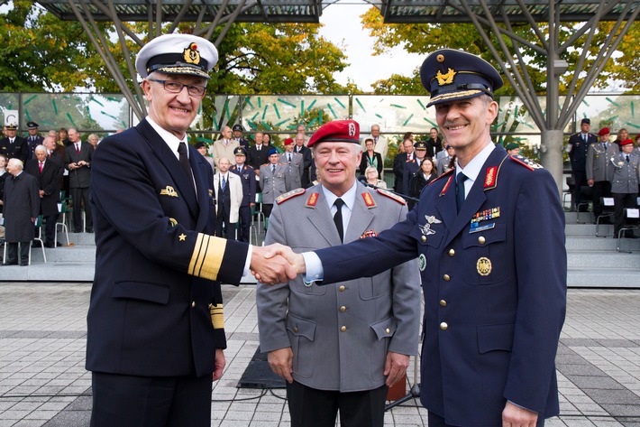 Kommandowechsel auf der Bonner Hardthöhe / Vizeadmiral Manfred Nielson übergibt das Amt des Inspekteurs der Streitkräftebasis an Generalleutnant Martin Schelleis