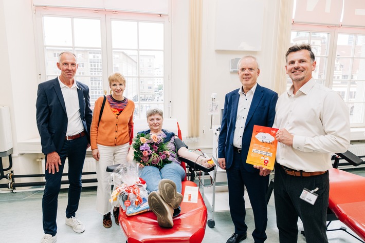 Das Haema-Spendezentrum Leipzig-Markt wird 20 / 20 Jahre Leben retten am Leipziger Markt: Bürgermeisterin Dr. Martina Münch und Jens Lehmann (MdB) gratulieren