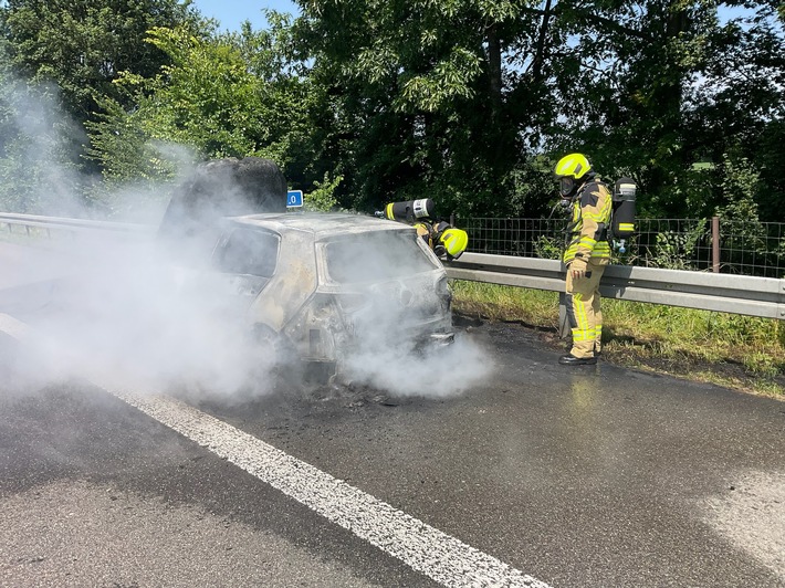 FW Alpen: Pkw Brand auf der Autobahn