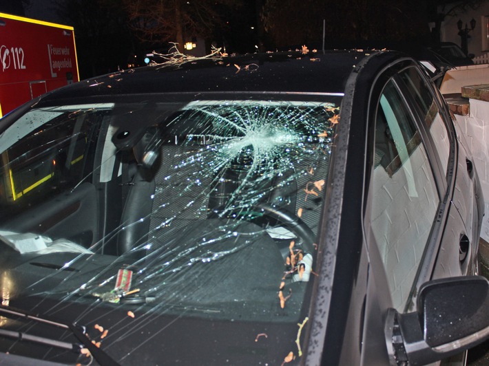 POL-ME: Alleinunfall - Fahrer leicht verletzt aber hoher Sachschaden - Langenfeld - 1912137