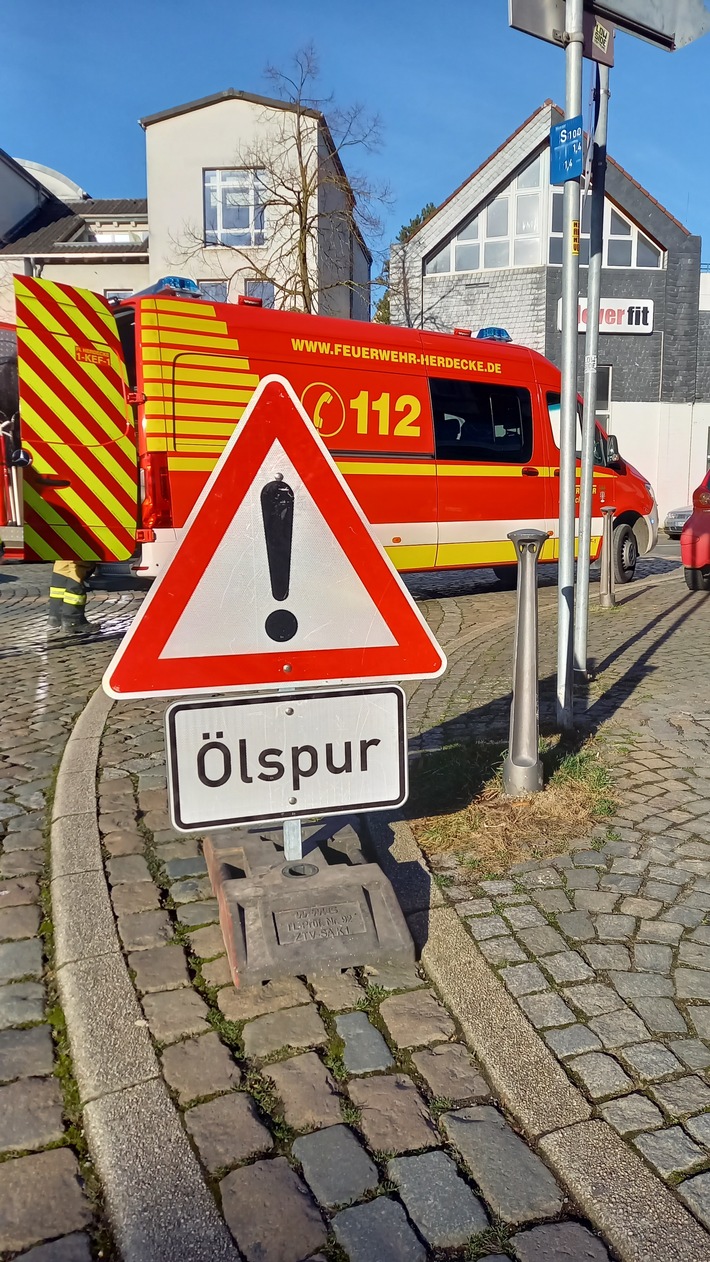 FW-EN: Verkehrsunfall mit Personenschaden - Ölspuren beschäftigt wieder die Feuerwehr