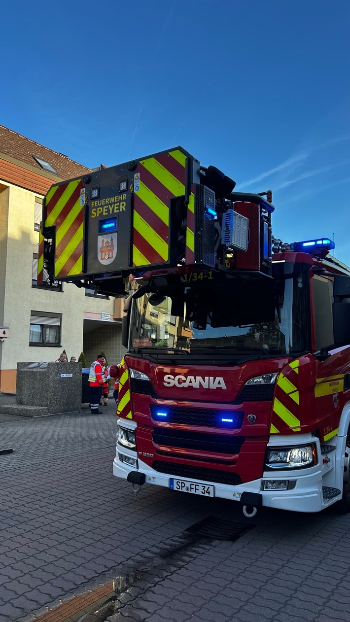 FW Speyer: Küchenbrand in der Straße "Zum Weidentor" - drei Verletzte