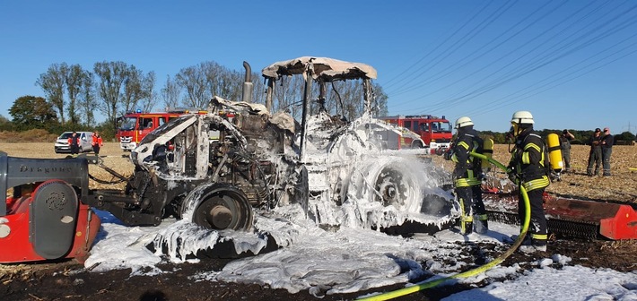 FW-WRN: FEUER_2 - LZ1 - LG4 - Brennt Trecker auf Feld