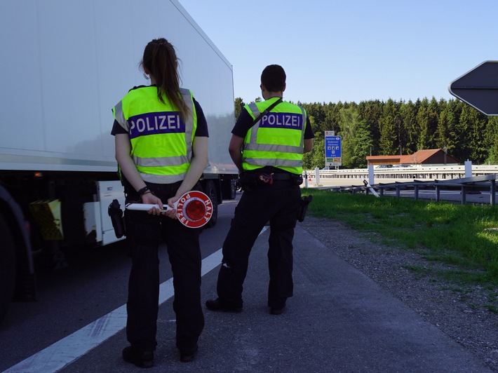 Bundespolizeidirektion München: Busreisende ohne Tickets und gültige Papiere/ Bundespolizei ermittelt gegen Busfahrer