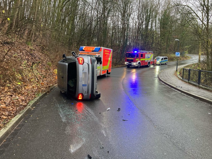 POL-ME: Vorfahrt missachtet: drei Leichtverletzte bei Verkehrsunfall - Velbert - 2412034