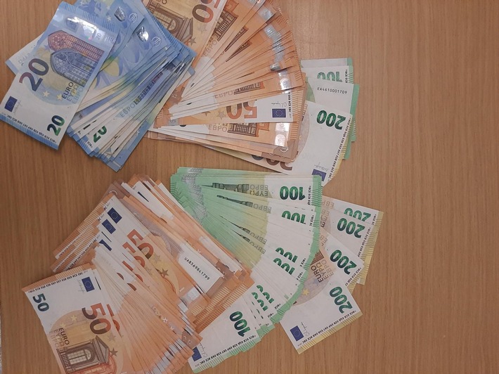 BPOL-BadBentheim: 15.000 Euro in den Hosentaschen / Clearingverfahren wegen Verdachts der Geldwäsche eingeleitet