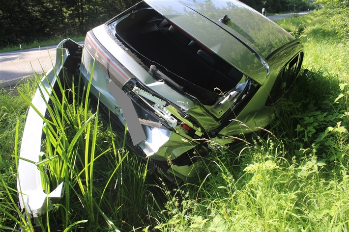 POL-MI: Verkehrsunfall im Kreuzungsbereich - Eine Person leicht verletzt