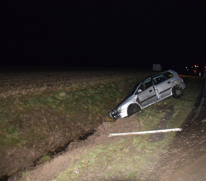 POL-HF: PKW-Fahrer in Schlangenlinien unterwegs- Fahrt endet im Straßengraben