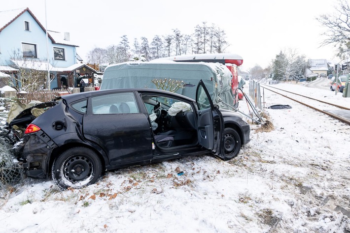 FW Porta Westfalica: 27.01.2026 - Bahnunfall - PKW gegen Zug in Eisbergen
