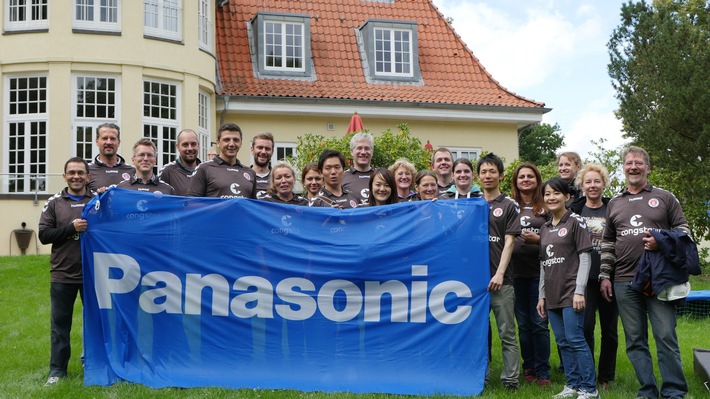 Panasonic Mitarbeiter packen auf dem Kupferhof an / Zusammen mit KIEZHELDEN unterstützen die Hamburger Mitarbeiter die Ferienanlage für Kinder mit Behinderung des Vereins Hände für Kinder e.V.