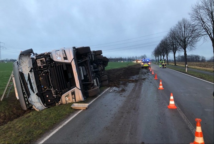 POL-MI: Lkw kommt von der Straße ab