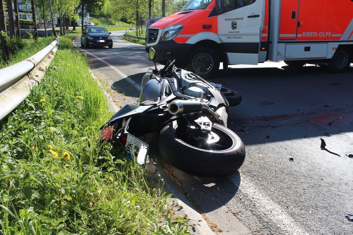 POL-OE: Auto und Zweirad kollidieren - Motorradfahrer schwer verletzt