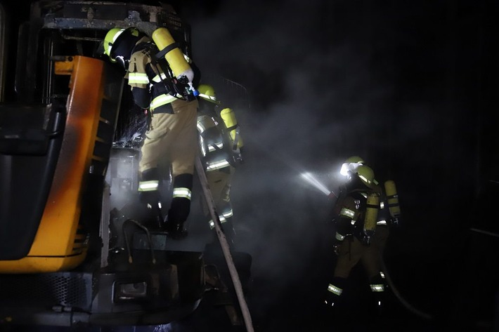 FW-SE: Rückezug brennt in Waldstück bei Hartenholm