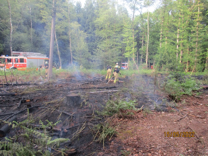 FW-D: Bodenfeuer in einem Waldstück verursacht aufwendigen Feuerwehreinsatz - Einsatzkräfte mussten zur Brandbekämpfung tief in den Wald vordringen