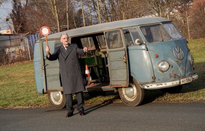 Heinz Scholze hat fürs Foto auf dem VW-Gelände vor dem Blitzer-Bulli noch einmal die Kelle gezückt: Halt, Polizei! Weiterer Text über ots und www.presseportal.de/nr/55462 / Die Verwendung dieses Bildes ist für redaktionelle Zwecke honorarfrei. Veröffentlichung bitte unter Quellenangabe: "obs/Volkswagen Nutzfahrzeuge"