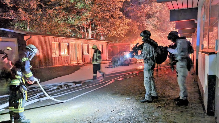 FW Celle: Rund 200 Einsatzkräfte der Polizei, der Feuerwehr und des Rettungsdienstes üben Terrorlage in Westercelle