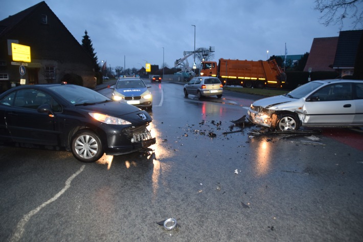 POL-HF: Unbekannter flüchtet von Unfallstelle- Beschädigtes Fahrzeug mit falschen Kennzeichen unterwegs