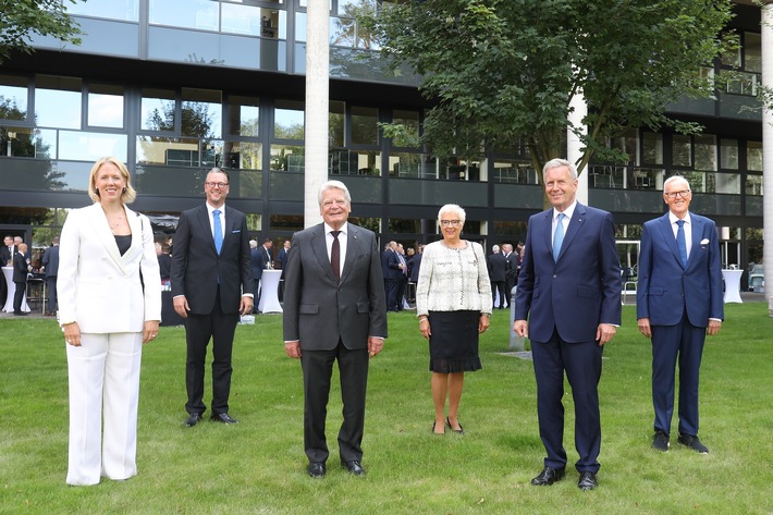 "Große Stütze der demokratischen Gesellschaft": Alt-Bundespräsident Joachim Gauck würdigt Leistung und Engagement von HARTING / Festakt zum 75jährigen Bestehen der Technologiegruppe mit viel Prominenz