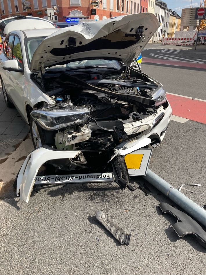 POL-MG: POL-MG: Verkehrsunfall auf der Ferdinand-Strahl-Str./Aachener Straße: 75-jähriger PKW-Führer schwer verletzt