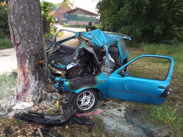 POL-MS: Auto prallt gegen Baum und fängt Feuer - 22-Jähriger lebensgefährlich verletzt