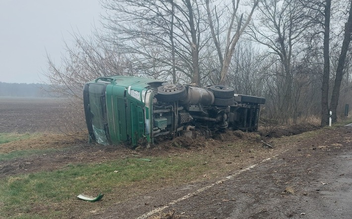 POL-HRO: LKW kommt von Fahrbahn ab und prallt gegen Baum - 160.000EUR Schaden