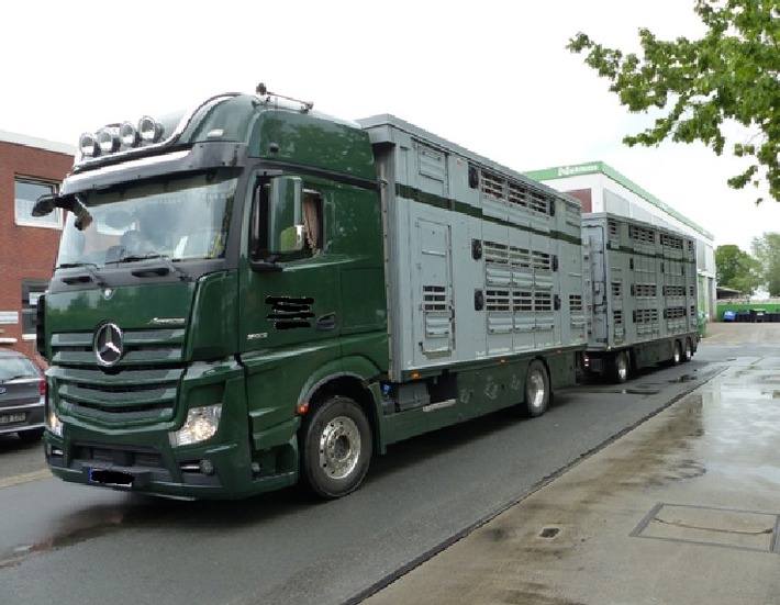 POL-CUX: Knapp 60 Tiere zu viel auf dem Transporter - Massiver Verstoß gegen des Tiertransportrecht (Lichtbild in der Anlage)